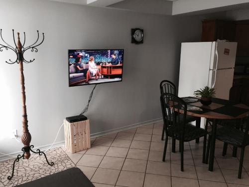 TV a/nebo společenská místnost v ubytování Hébergement Harvey