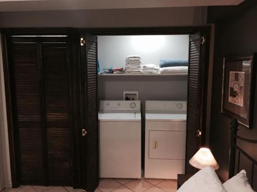 a kitchen with a washer and dryer in a room at Hébergement Harvey in Alma