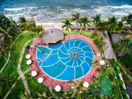 an overhead view of a swimming pool next to the ocean at Muong Thanh Holiday Muine Hotel in Mui Ne