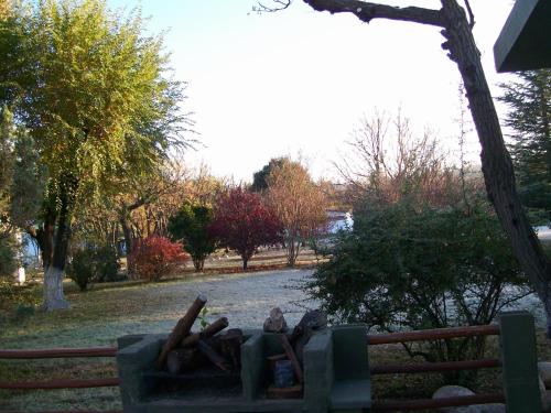 una persona sentada en un cementerio junto a una valla en La Blanqueada en Mina Clavero