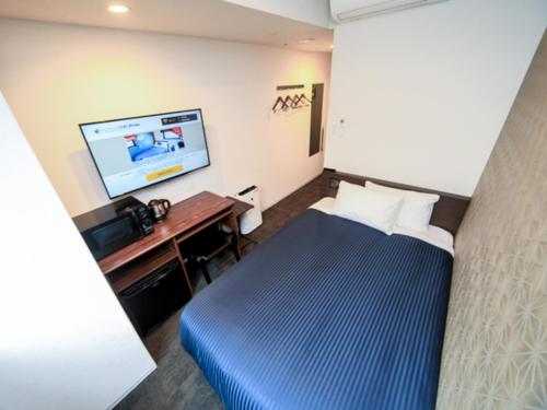 Postel nebo postele na pokoji v ubytování HOTEL LiVEMAX Nihonbashi Koamicho