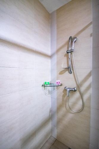 eine Dusche mit Duschkopf in einem Badezimmer in der Unterkunft Nova Highlands Hotel in Cameron Highlands