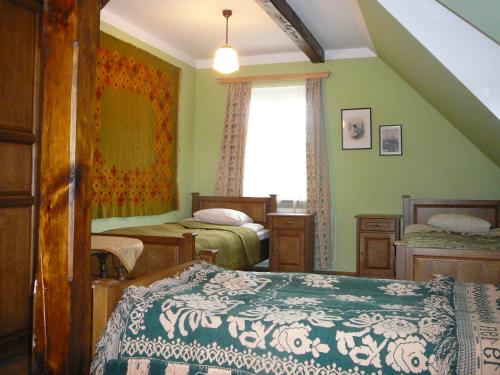 Un pat sau paturi într-o cameră la Zagrodowa Osada