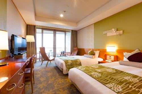 Karuizawa Asama Prince Hotel في كارويزاوا: غرفة فندقية بسريرين وتلفزيون بشاشة مسطحة