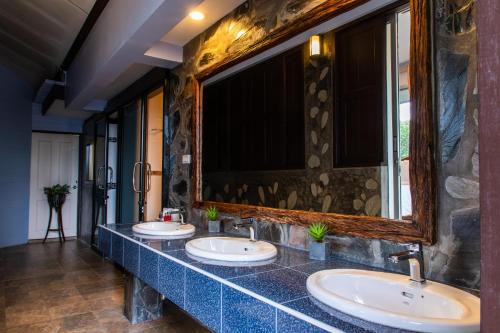 Ein Badezimmer in der Unterkunft BaanRimNam Resort Trat