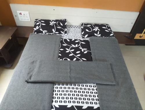 Una cama o camas en una habitación de Hotel Laxmi Sadan