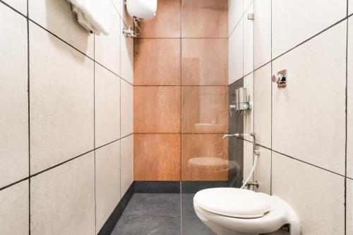 een badkamer met een toilet en een douche bij Mount Embassy in Siliguri