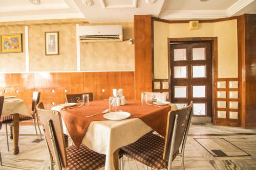 a dining room with a table and chairs at WOW STAYZ2 Hotel Jahanvi Dale in Haridwār