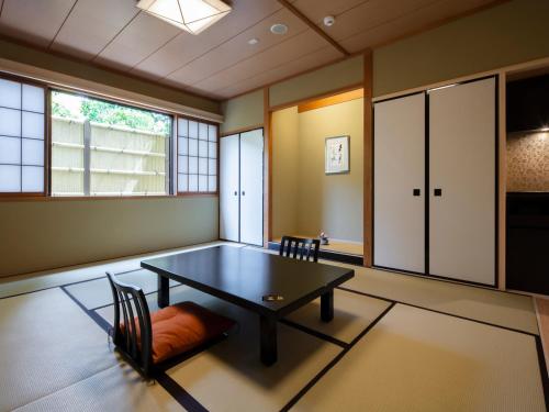 Kemudahan pingpong di Gion Ryokan Karaku atau berdekatan