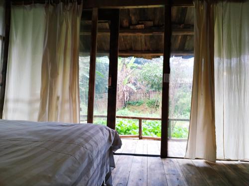 A bed or beds in a room at Anh Duc Homestay