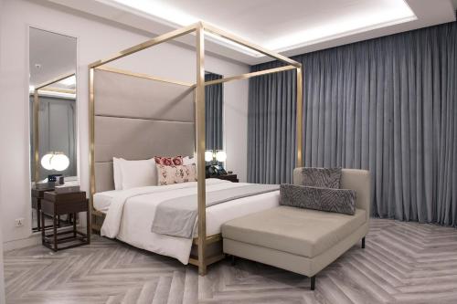 더 니샤트 호텔 조하르 타운  객실 침대