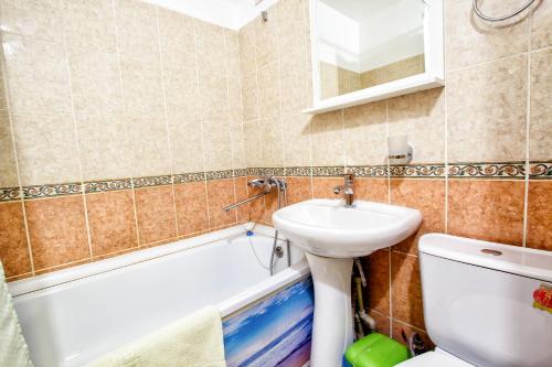 a bathroom with a sink and a toilet and a bath tub at 425 Апартаменты в Золотом квадрате в центре Отлично подходят для командированных и туристов in Almaty