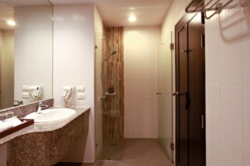 Koupelna v ubytování Deevana Patong Resort & Spa