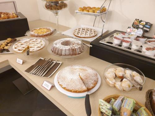 a table with many different types of pies and pastries at Il Castagneto Hotel in Melfi