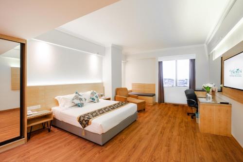 Ein Bett oder Betten in einem Zimmer der Unterkunft Crystal Crown Hotel JB