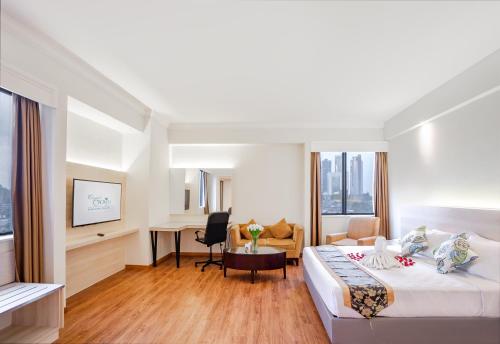 Ein Bett oder Betten in einem Zimmer der Unterkunft Crystal Crown Hotel JB