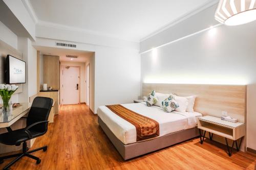 Ein Bett oder Betten in einem Zimmer der Unterkunft Crystal Crown Hotel JB