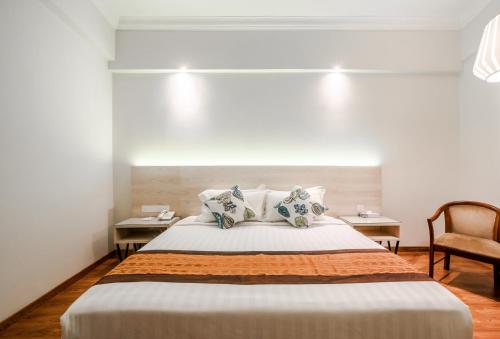 Ein Bett oder Betten in einem Zimmer der Unterkunft Crystal Crown Hotel JB