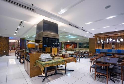Ein Restaurant oder anderes Speiselokal in der Unterkunft Crystal Crown Hotel JB 