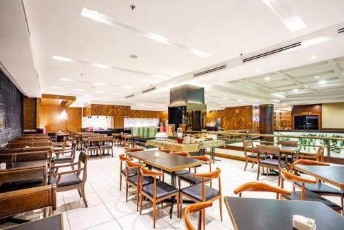 Ein Restaurant oder anderes Speiselokal in der Unterkunft Crystal Crown Hotel JB 