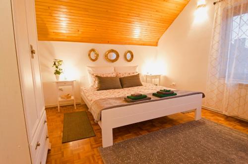 Salam Sarajevo Apartments #HelloPeace في سراييفو: غرفة نوم بسرير وسقف خشبي