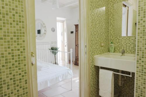 een badkamer met een wastafel en een bad bij Rocca dell'Innominato in Lecco
