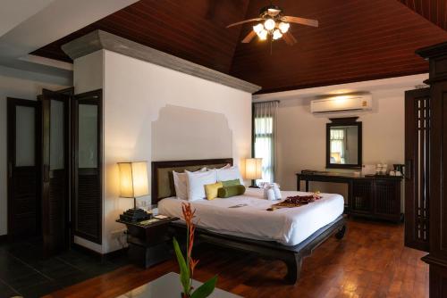Säng eller sängar i ett rum på Seaview Resort Khao Lak - SHA Plus