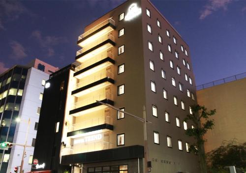 沼津市にあるホテルトレンド沼津駅前の夜は高い建物がライトアップされている