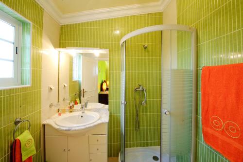 Phòng tắm tại Villa Paraiso Spacious and Central To enjoy best beaches AC WIFI GARDEN POOL