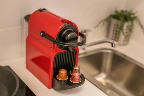 un évier de cuisine avec une cafetière dessus dans l'établissement WS Haut-Marais - Carreau du Temple, à Paris
