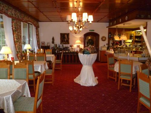 uma noiva num vestido de noiva num restaurante em Wellness und Romantik Hotel Helmboldt em Bad Sachsa