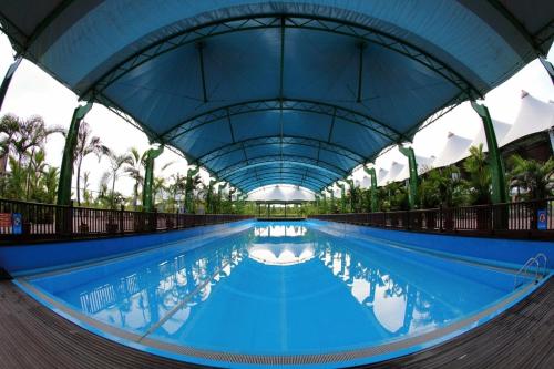 uma grande piscina com um tecto azul em Eastwood Valley Golf & Country Club em Miri