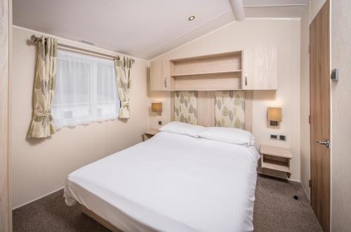 Llit o llits en una habitació de Sandy Glade Holiday Park
