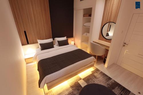 - une chambre avec un lit, un bureau et un miroir dans l'établissement Samaya Holiday Homes, à Dubaï