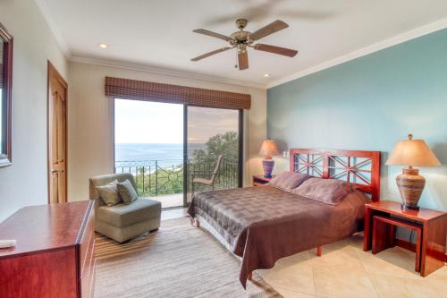 1 dormitorio con 1 cama, 1 silla y 1 ventana en Oceanica 827 en Playa Flamingo