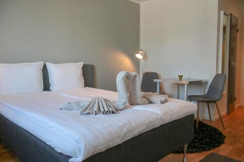 Un pat sau paturi într-o cameră la Hotell Norrort