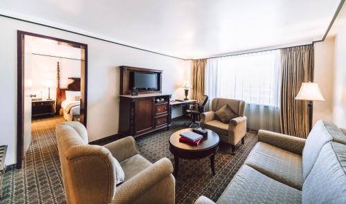 Televisyen dan/atau pusat hiburan di Chinggis Khaan Hotel