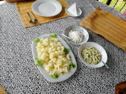 Florence Cottage في Beddegama: طاولة مع طبق من الطعام وأوعية من الأرز