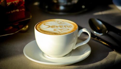 ナイロビ　セレナ　ホテルにあるコーヒーまたはお茶