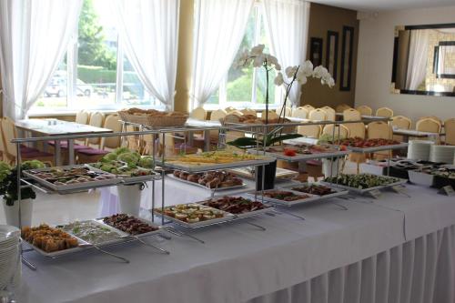 een buffet met veel verschillende soorten eten bij Imperiall Resort & MediSpa in Ustronie Morskie