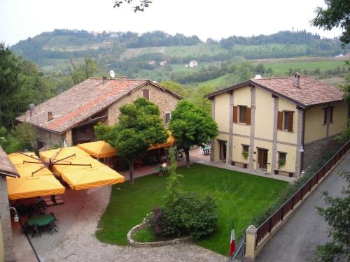 een luchtzicht op een huis met een tuin met parasols bij Corte Ca' Bosco in Castello di Serravalle