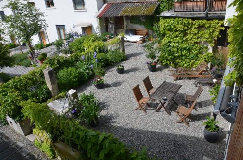 an overhead view of a patio with chairs and plants at Wonderlandscape Guest House in Geneva
