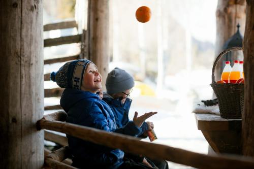 two children playing with an orange in a cabin at Fagernes Camping in Fagernes