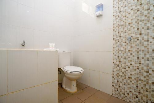 La salle de bains est pourvue d'une douche et de toilettes. dans l'établissement SUPER OYO 1868 Penginapan Sekip, à Palembang