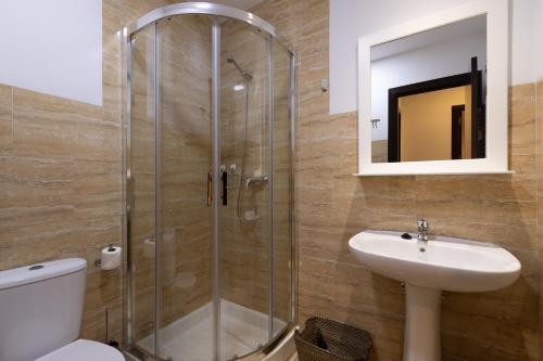 Kylpyhuone majoituspaikassa HOMEABOUT LA MERCED Apartments