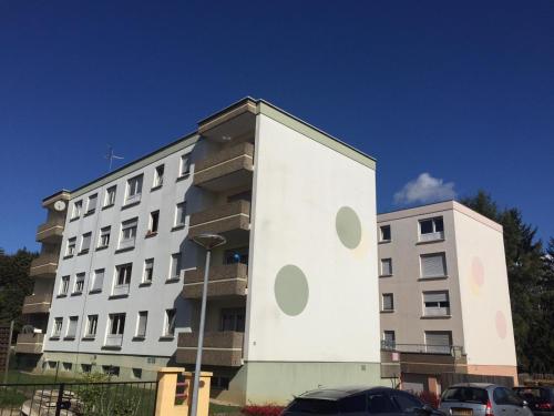 un edificio blanco con lunares en el lateral en Joli Studio A Euroairport-BASEL-MULHOUSE-FREIBURG, en Saint-Louis