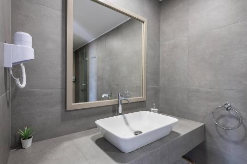 Et badeværelse på Alianthos Suites