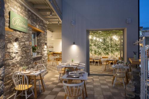 een restaurant met tafels en stoelen in een kamer bij L Anima Boutique Suites in Skiathos-stad
