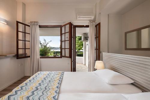 เตียงในห้องที่ Alianthos Suites