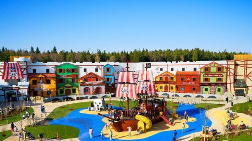 O vedere a piscinei de la sau din apropiere de LEGOLAND Feriendorf